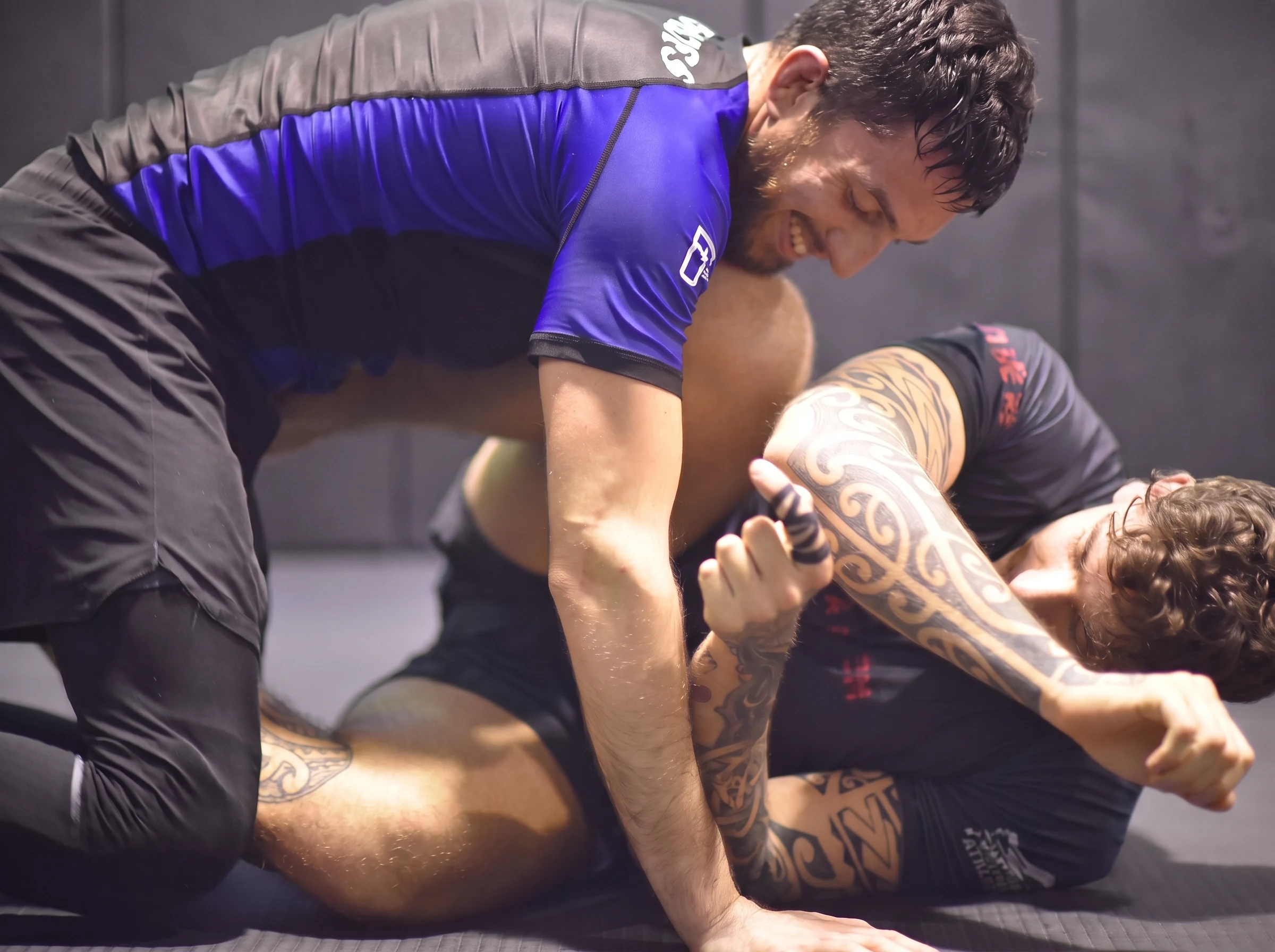 Due atleti di Grappling Varese si allenano sul tatami