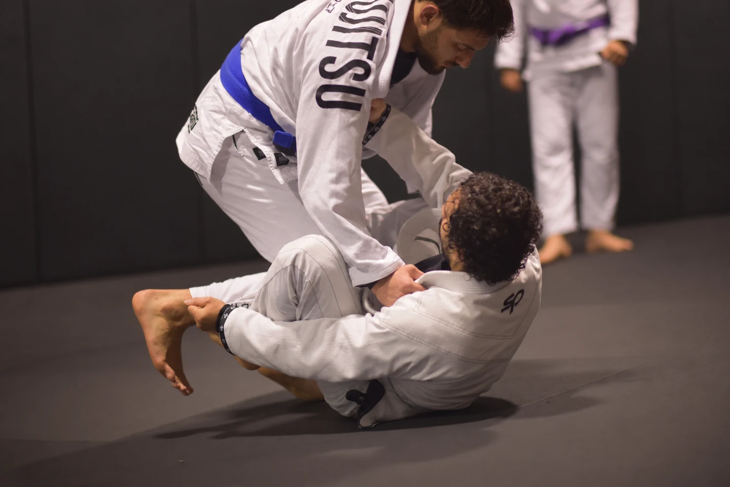 Brazilian Jiu-Jitsu con kimono sul tatami