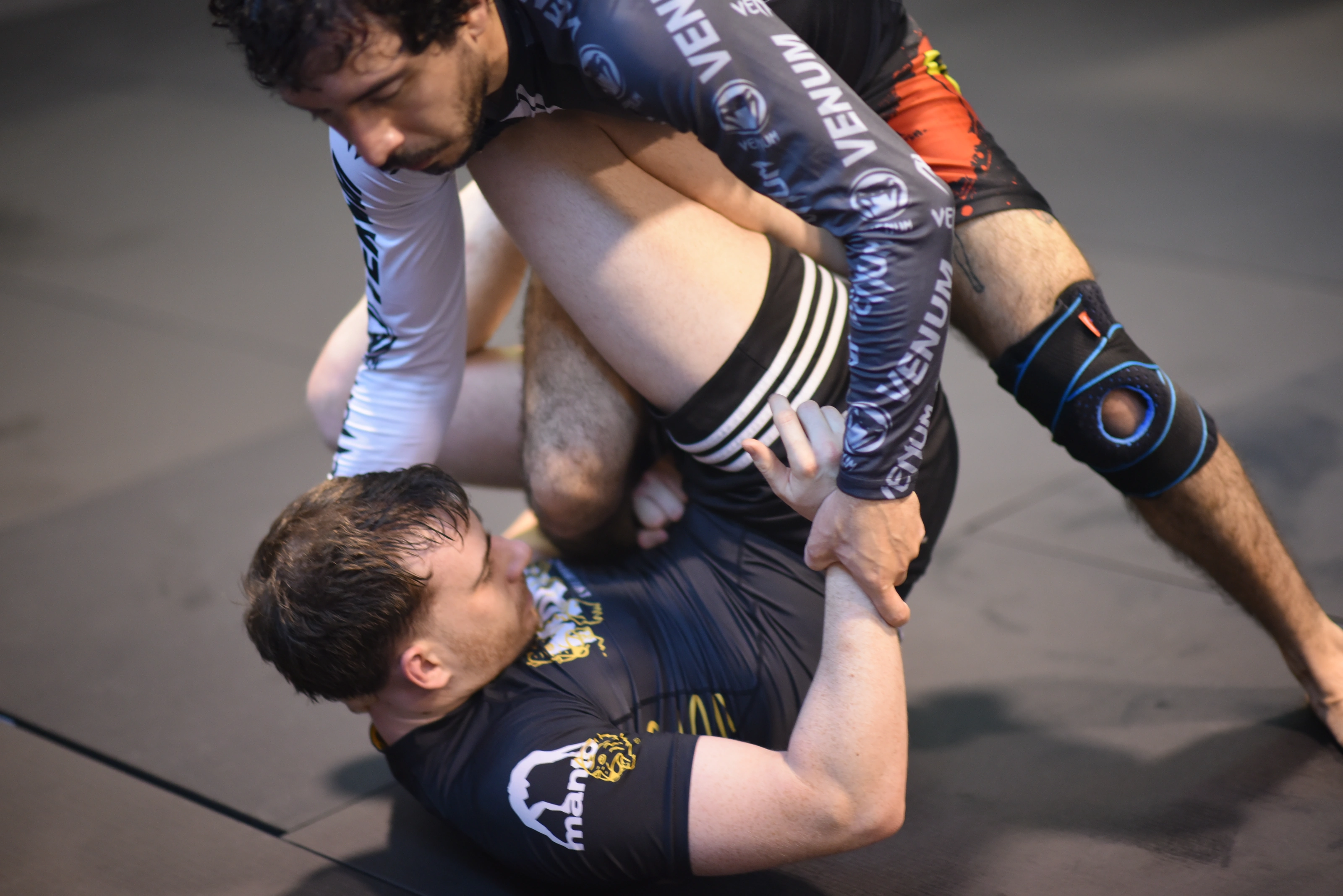 Posizione tecnica a terra durante un incontro di No-Gi Grappling