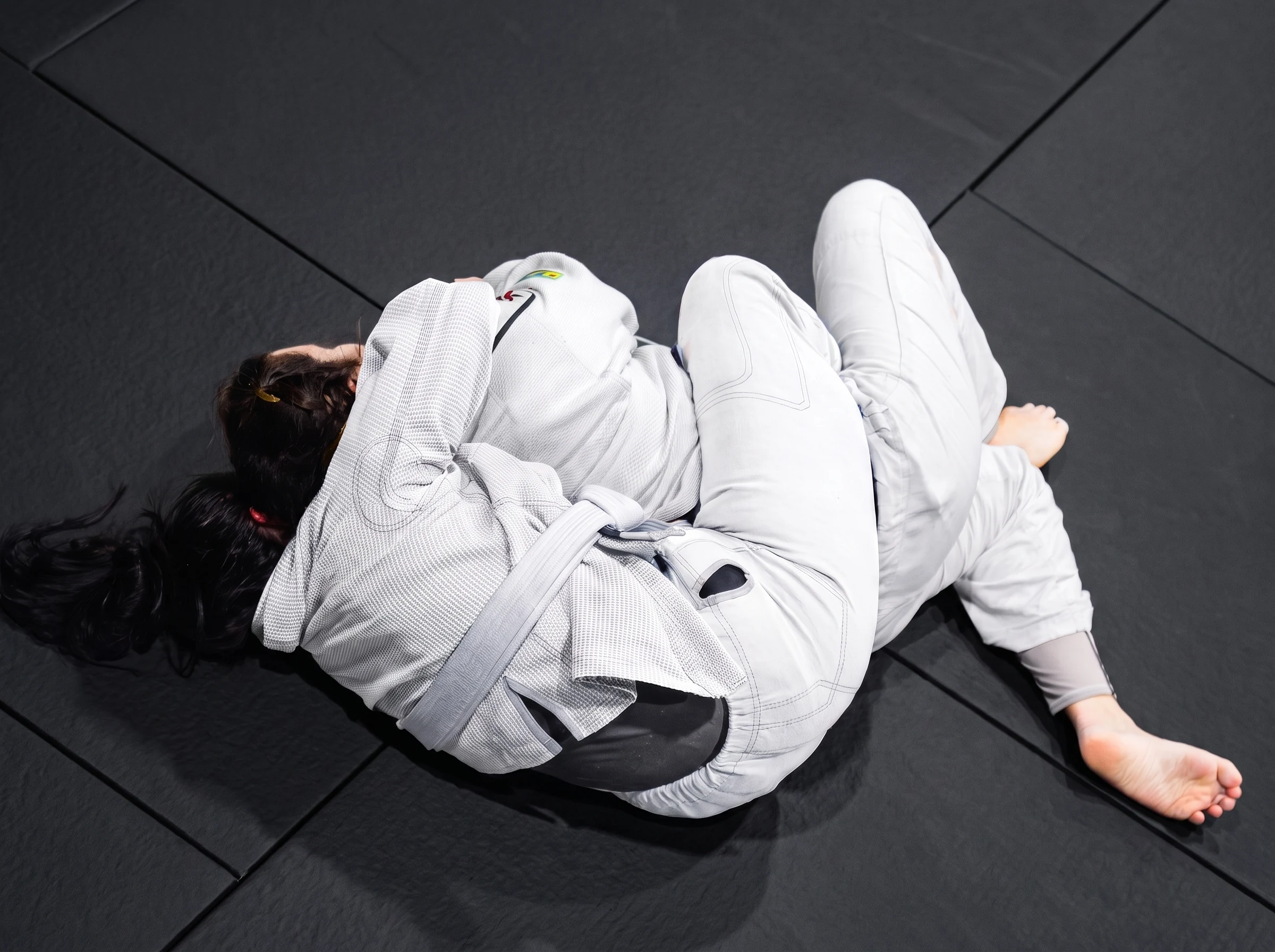 Due atlete in kimono durante una lezione del corso Women Only di Brazilian Jiu-Jitsu