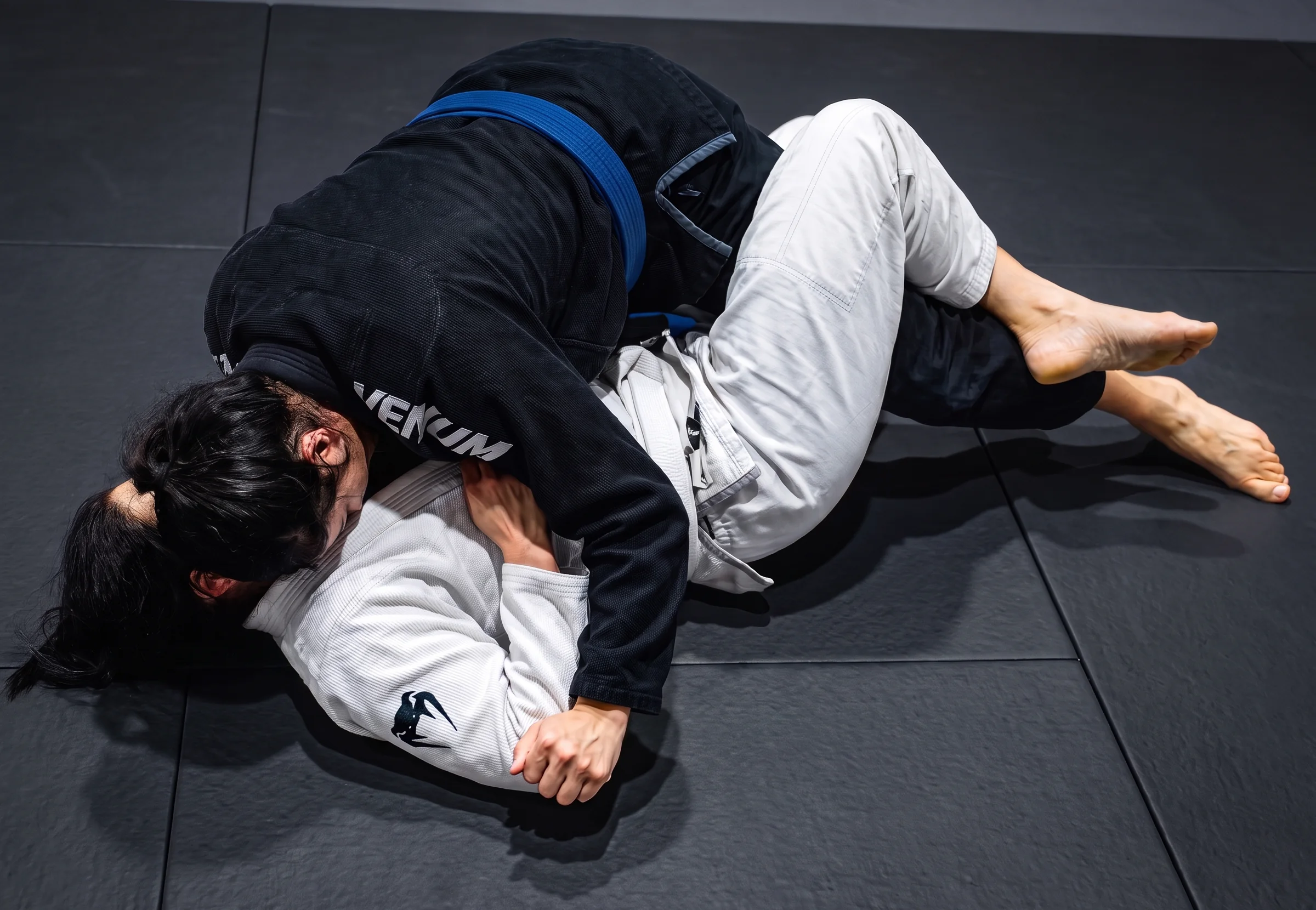 Due atlete con il kimono durante una lezione del corso Women Only di Brazilian Jiu-Jitsu